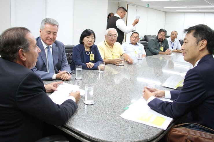 Imagem: Embaixador do Japão, Teiji Hayashi, foi recebido pelos deputados Gerson Claro, presidente da Casa de Leis, e Roberto Hashioka 