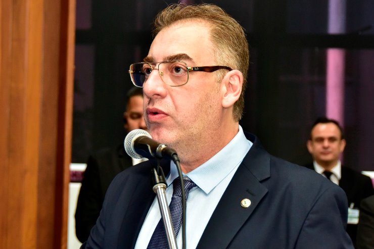 Imagem: Deputado Neno Razuk, autor das propostas, durante sessão plenária na ALEMS