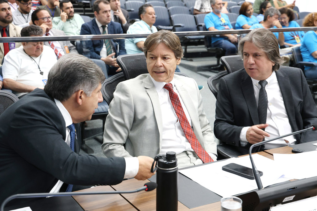 Assembleia aprova empréstimo de R$ 950 milhões para obras estaduais. Saiba os detalhes do financiamento com Banco do Brasil e as opiniões dos deputados.