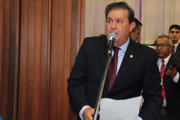 Imagem: Rocha pede apoio do governo do Estado e do secretário de infraestrutura para reforma da escola Wladislau Garcia