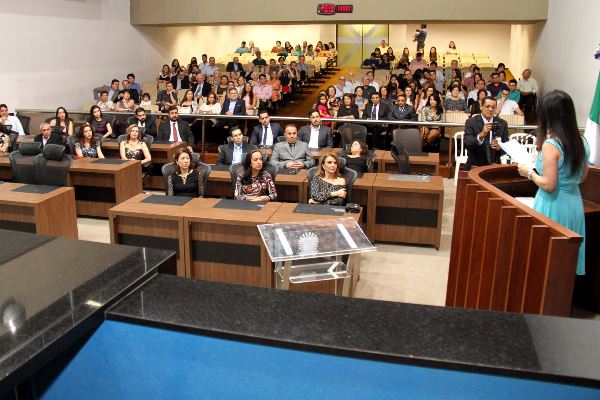 Imagem: A solenidade foi realizada no Plenário Deputado Júlio Maia