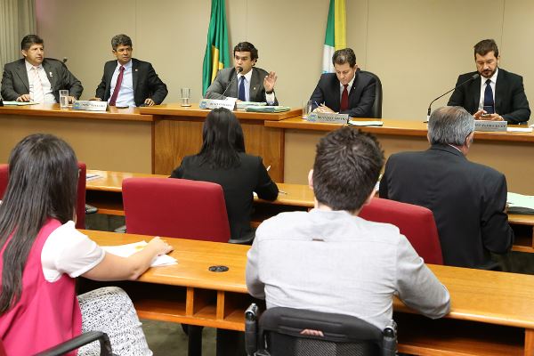 Imagem: Após lido relatório, Beto Pereira pediu vistas ao Projeto Escola Sem Partido