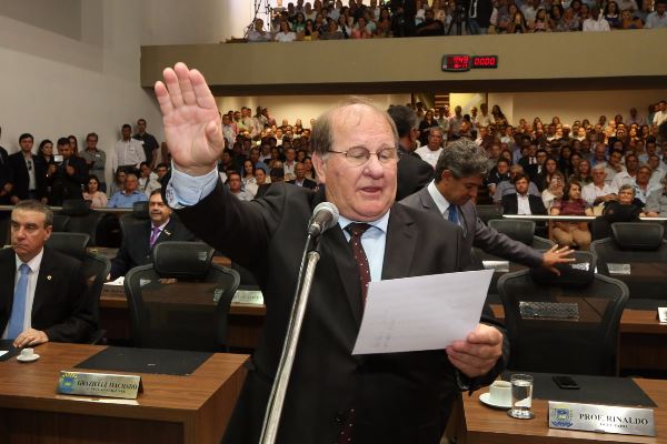 Imagem: Enelvo Felini assumiu nesta quinta-feira, durante sessão ordinária