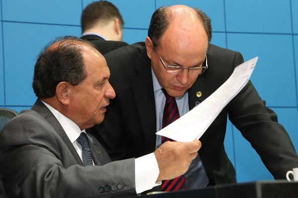 Imagem: A proposta é de autoria do deputado Zé Teixeira (à esquerda da foto)