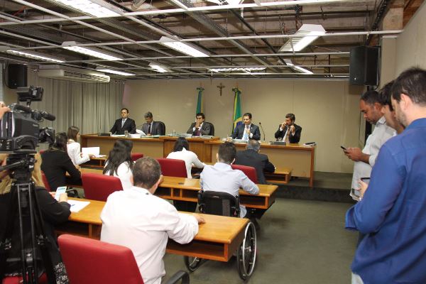 Imagem: Reunião da CCJR foi acompanhada por representantes de entidades ligadas aos servidores estaduais