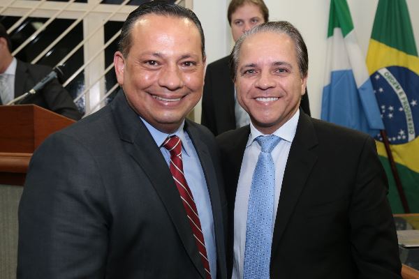 Imagem: Novo presidente Adelaido Luiz Spinosa Vila ao lado do deputado estadual Coronel David