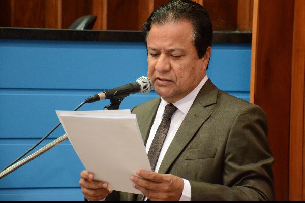 Imagem: Deputado Amarildo Cruz durante leitura do projeto de lei