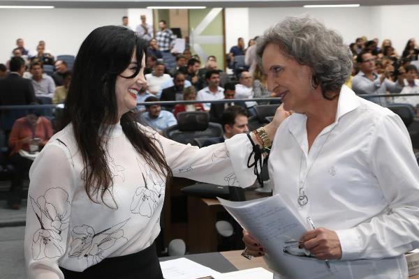 Imagem: Deputada Mara Caseiro e a presidente do Sindimóveis/MS, Marta Recalde Lino, durante a sessão plenária desta terça-feira