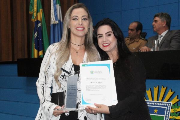 Imagem: Mara Caseiro entrega honraria a empresária que também atua em projetos sociais