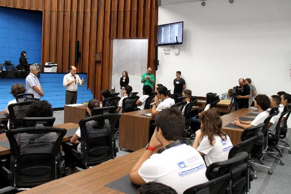 Imagem: Psicólogo Antônio José Ângelo Motti palestrou aos deputados-estudantes