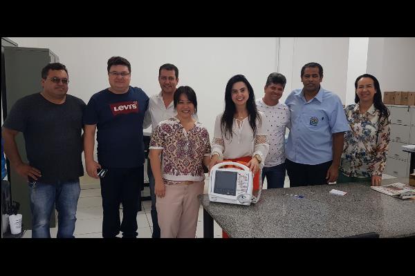 Imagem: Mara Caseiro entrega equipamento que atenderá pacientes com parada cardíaca