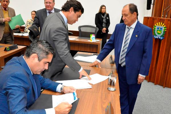 Imagem: Deputados durante sessão ordinária desta terça-feira; no centro, Beto Pereira, autor da proposta