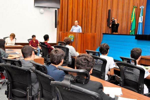 Imagem: Deputado Júnior Mochi discursa durante sessão ordinária do Parlamento Jovem 