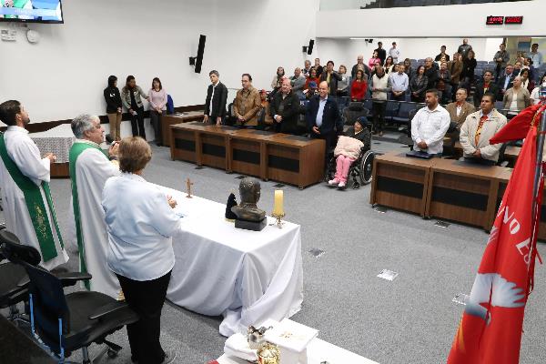 Imagem: Santa Missa com a presença da bandeira do Divino Espírito Santo celebrada hoje na Casa de Leis