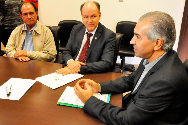 Imagem: Governador Reinaldo Azambuja recebeu do presidente Júnior Mochi o projeto aprovado pelos deputados