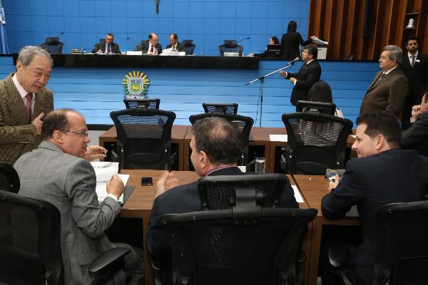 Imagem: Deputados no plenário durante sessão ordinária