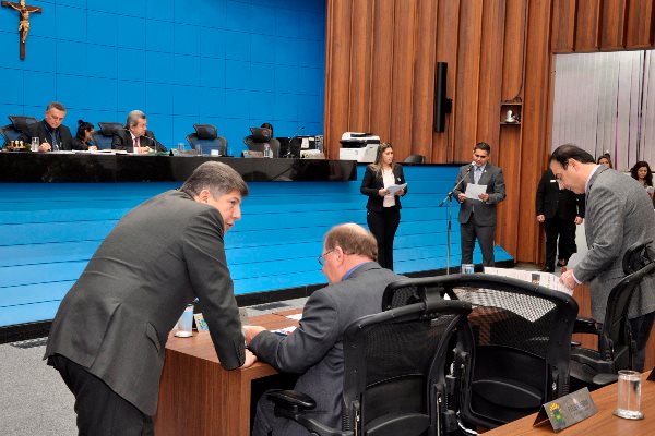 Imagem: Deputados durante sessão ordinária na Assembleia Legislativa