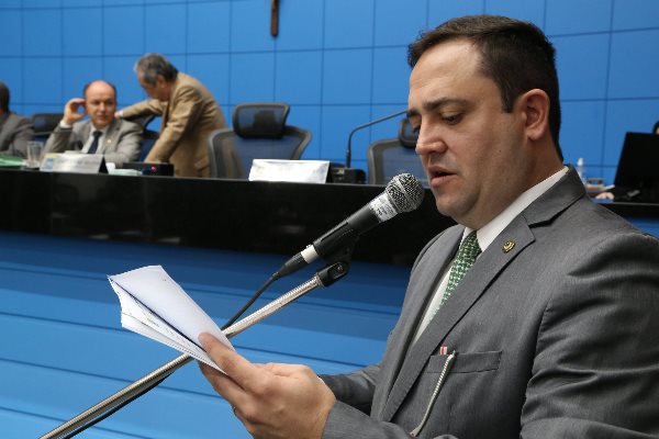 Imagem: Proposta é de autoria do deputado Marcio Fernandes, que ainda apresentou um segundo projeto de lei durante a sessão