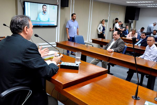 Imagem: Grupo de trabalho formado por deputados estaduais, estudantes, professores e representantes da UEMS durante reunião