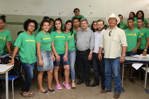 Imagem: Prof. Joelcir Zeni acompanhou Onevan em visita à EE "Antônio Coelho"