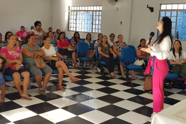 Imagem: Mara Caseiro fala com mulheres do Jardim Tarumã, em Campo Grande 