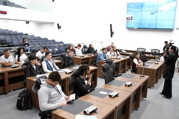 Imagem: Delegada Joilce Silveira Ramos palestra sobre a Lei Maria da Penha no início dos trabalhos