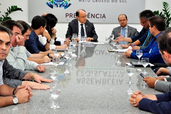 Imagem: Parlamentares se reúnem com diretoria da Assomasul na Casa de Leis