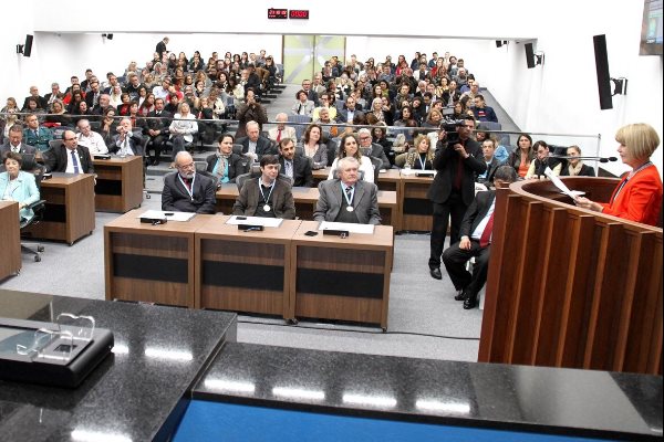 Imagem: Personalidades acadêmicas foram homenageadas em sessão solene