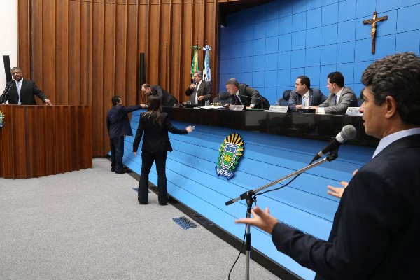 Imagem: Deputados durante sessão ordinária