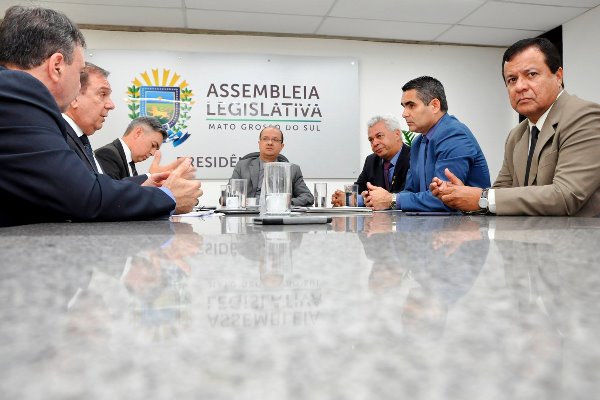 Imagem: Deputados se reuniram com titulares da Sejusp e Polícia Civil na presidência da Assembleia Legislativa