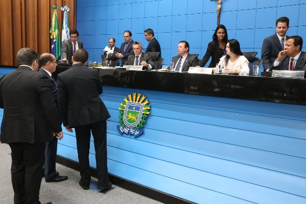 Imagem: Deputados durante sessão ordinária 