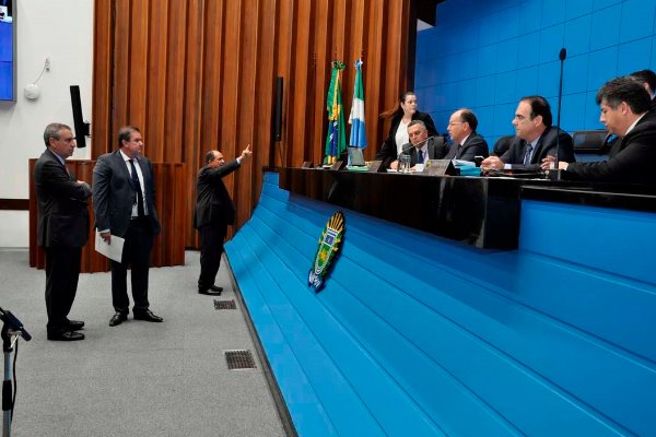 Imagem: Deputados durante sessão plenária