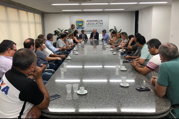 Imagem: Servidores estaduais e o deputado Professor Rinaldo participaram da promulgação da lei 