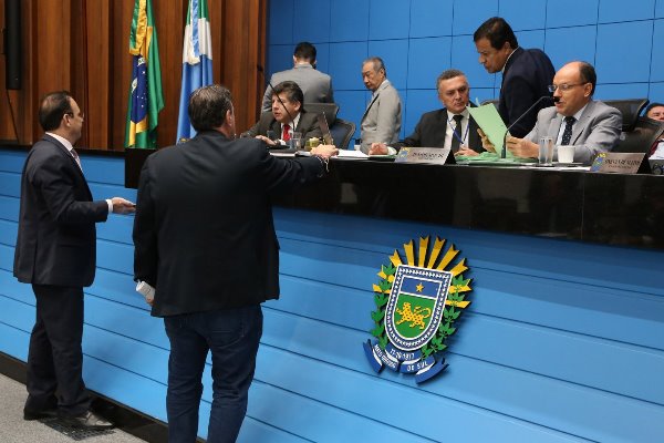 Imagem: Deputados durante sessão ordinária 