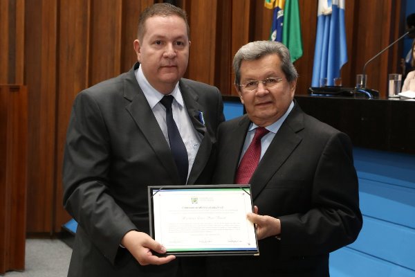 Imagem: Onevan entrega homenagem ao superintendente Humberto César Mota Maciel