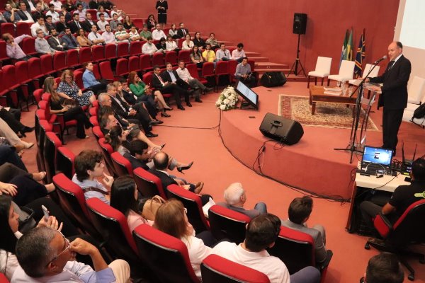 Imagem: Deputado Junior Mochi durante o Painel "A Pauta da Reforma Tributária”, realizado hoje