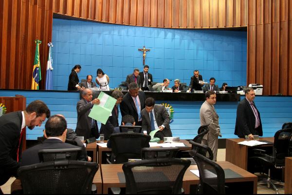 Imagem: Parlamentares durante sessão plenária na Casa de Leis