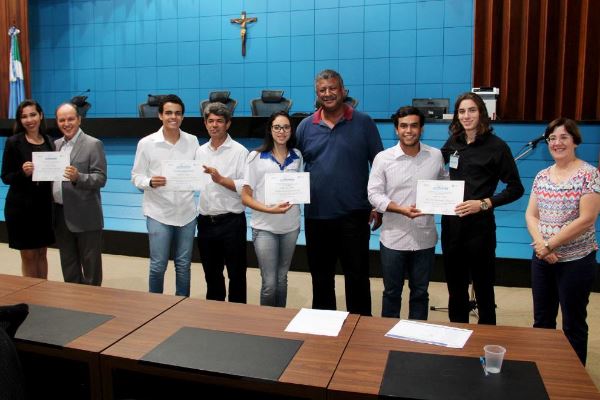 Imagem: Deputados com estudantes no encerramento da última edição do Parlamento Jovem