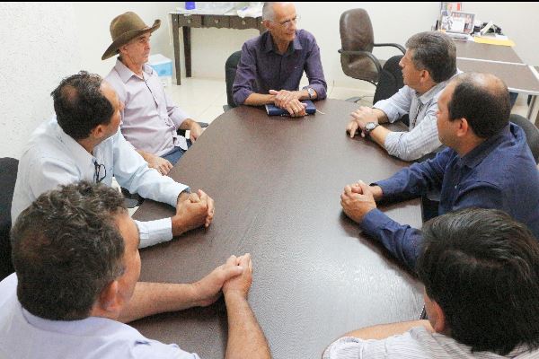 Imagem: Deputado Lidio Lopes durante reunião  com lideranças do interior 