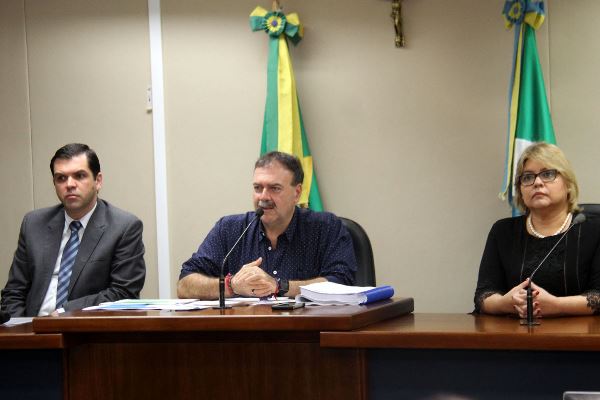 Imagem: Secretário de Saúde, Carlos Coimbra, presidente da Comissão Permanente, deputado Dr. Paulo Siufi (PMDB) e secretária adjunta, Christinne Gonçalves apresentaram números em audiência pública