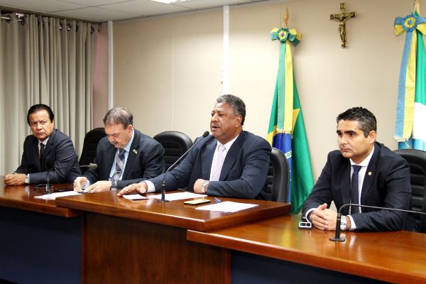 Imagem: Deputados presentes na reunião com assistentes sociais nesta terça-feira