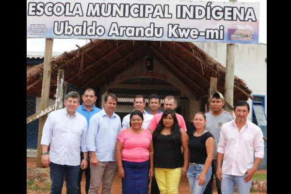 Imagem: Dep. Lidio Lopes em visita a escola indígena do município de Tacuru