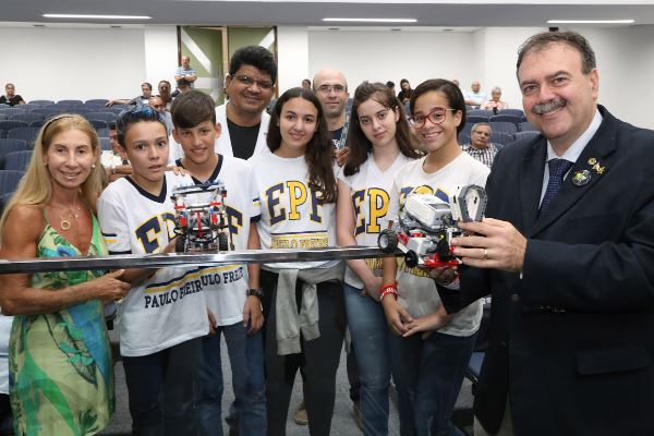 Imagem: Professor pede apoio para alunos da equipe de Robótica da Escola Paulo Freire