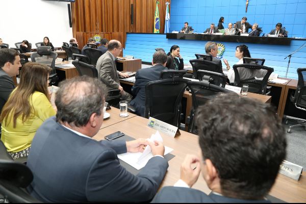 Imagem: Parlamentares durante sessão ordinária na Assembleia Legislativa