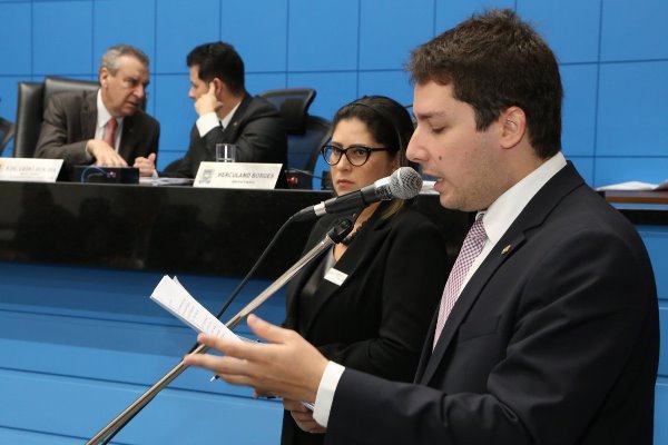 Imagem: O jovem deputado estadual faz pronunciamento solicitando estudo sobre escoamento das águas em Paranaíba
