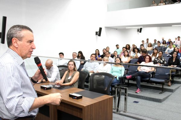 Imagem: Presidente da Assembleia, deputado Paulo Corrêa (PSDB) fala aos servidores que assistiam as palestras