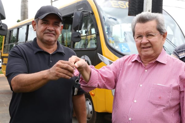 Imagem: Deputado estadual Onevan de Matos entrega chaves de ônibus escolar ao prefeito Roberto Nem
