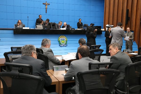 Imagem: Deputados durante sessão plenária da ALMS