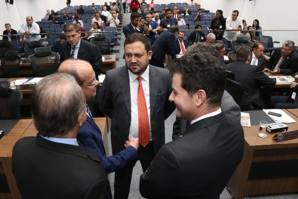 Imagem: Marcio Fernandes (no centro) com outros parlamentares que subscrevem o requerimento
