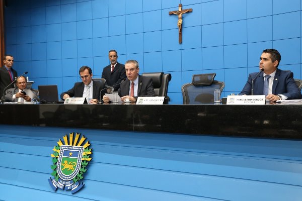 Imagem: Deputados durante sessão ordinária da Assembleia Legislativa